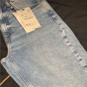 Zara jeans. Size 4 , fits more like a 2. Very long in length for the taller girl